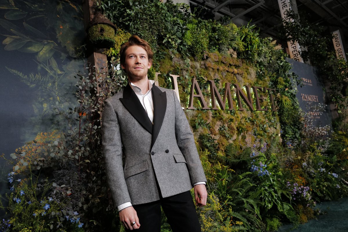 universalpicspe's tweet image. Jessie Buckley, Noah Jupe, Joe Alwyn,  la directora Chloé Zhao y el productor Steven Spielberg presentes en el avant premiere de Los Angeles de la muy bien recibida #Hamnet, evento al que asistió invitada nuestra compatriota Isabela Merced. 𝗘𝘀𝘁𝗿𝗲𝗻𝗼 𝗷𝘂𝗲𝘃𝗲𝘀 𝟮𝟵 𝗱𝗲…