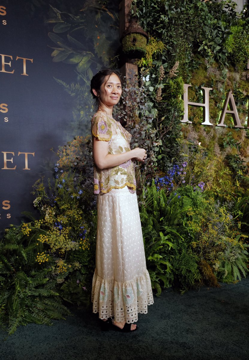 universalpicspe's tweet image. Jessie Buckley, Noah Jupe, Joe Alwyn,  la directora Chloé Zhao y el productor Steven Spielberg presentes en el avant premiere de Los Angeles de la muy bien recibida #Hamnet, evento al que asistió invitada nuestra compatriota Isabela Merced. 𝗘𝘀𝘁𝗿𝗲𝗻𝗼 𝗷𝘂𝗲𝘃𝗲𝘀 𝟮𝟵 𝗱𝗲…