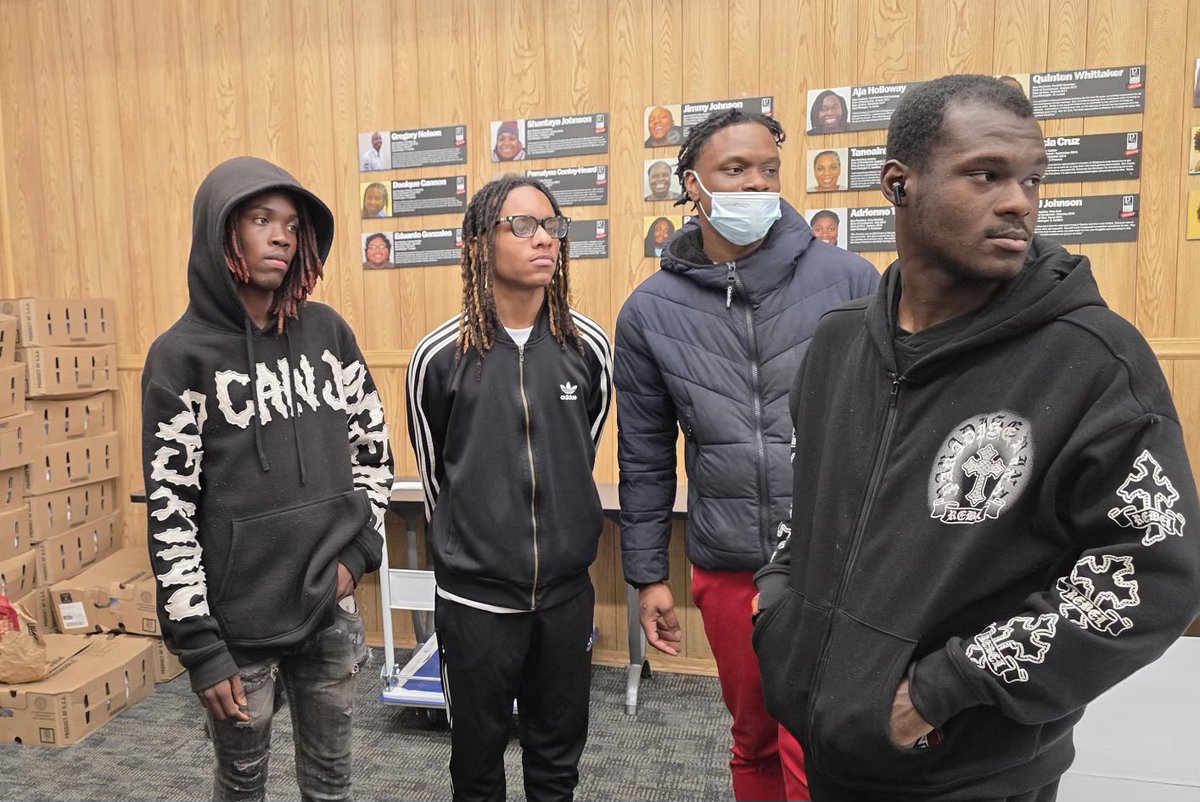 phalanxfam's tweet image. Special thanks to these young men for volunteering in our #Thanksgiving Food Basket Giveaway. 

They were here from start to finish unloading trucks, carrying bags for the elderly &amp;amp; cleaning up. 

We salute you. 🫡🦃❤️