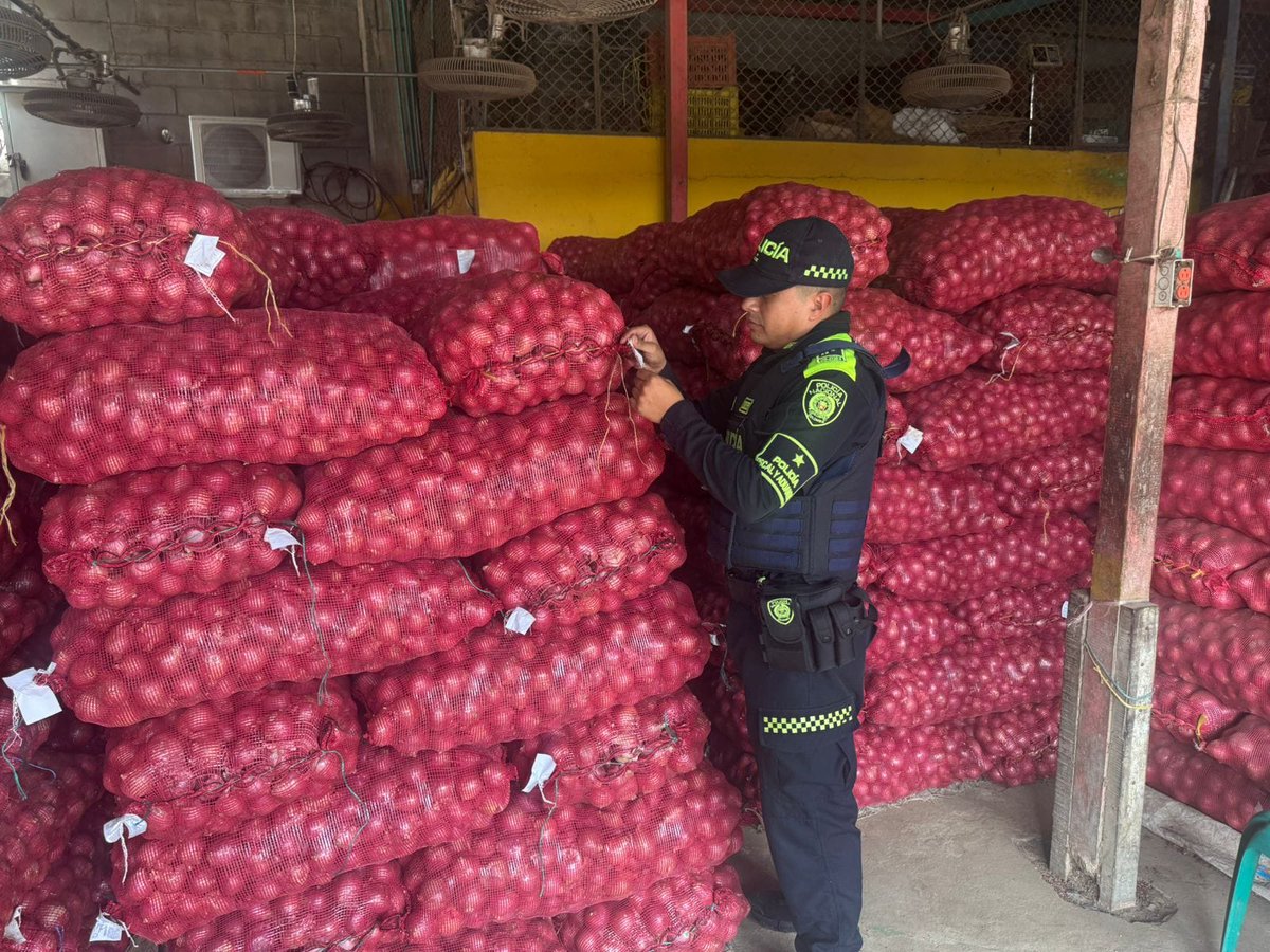En #Barranquilla, realizamos controles al sector de perecederos 🍎🛒, verificando el cumplimiento de la normatividad aduanera y de salubridad.

Seguimos protegiendo la seguridad económica del país. 🇨🇴🔍✨