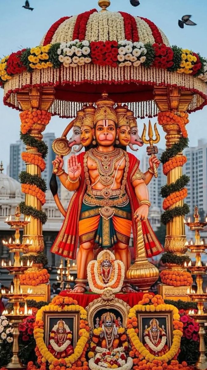 पंचमुखी रूप में भगवान हनुमान का तेज, शक्ति और दिव्य संरक्षण पाँच दिशाओं में फैलता है।
पाँच मुखों का अर्थ 🚨
पूर्व-मुख: हनुमान जी – बल, वीरता और विजय
दक्षिण-मुख: नरसिंह भगवान – भय और संकट का नाश
पश्चिम-मुख: गरुड़ देव – विष, रोग और शत्रु बाधा से रक्षा
उत्तर-मुख: वराह भगवान –