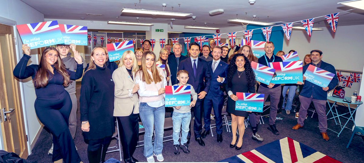 EFReform's tweet image. EPPING FOREST NEEDS REFORM 

Brilliant evening with our members. Change is coming to Epping Forest as soon as we are allowed to have elections! 🇬🇧 

📍 Epping, Essex 

#VoteReform