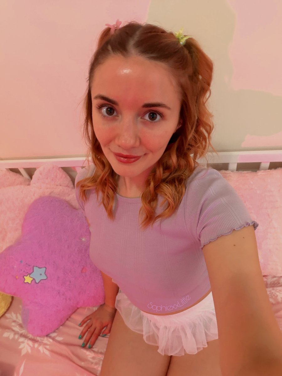 I’m gonna be live streaming in 30 minutes! Come hang out and be baby with me 🍼 

Sophielittle.fans