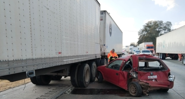 #TomePrecauciones en #EdoMéx se registra cierre parcial de circulación por #AccidenteVial cerca del km 098+500 de la autopista México-Querétaro. Atienda indicación vial.