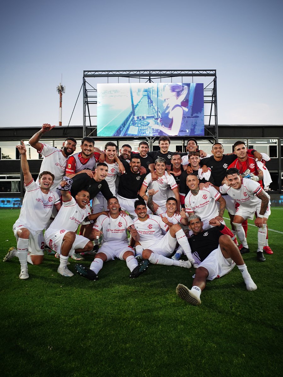 barracascentral's tweet image. 🇵🇪🎵 El Guapo puso la música en el Laza.