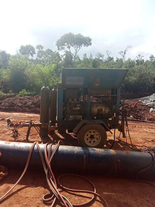 INRH_Holguin's tweet photo. 💧 | Moa | En la conductora de Punta Gorda en el municipio Moa con el apoyo incondicional de la brigada de Mantenimiento de la Empresa Comandante  Ernesto Che Guevara comienzan las soldaduras de los ductos de 630mm para poder conectar la de 400mm de PAD.

#HonorHolguinero https://t.co/XkB2pVqn3Y