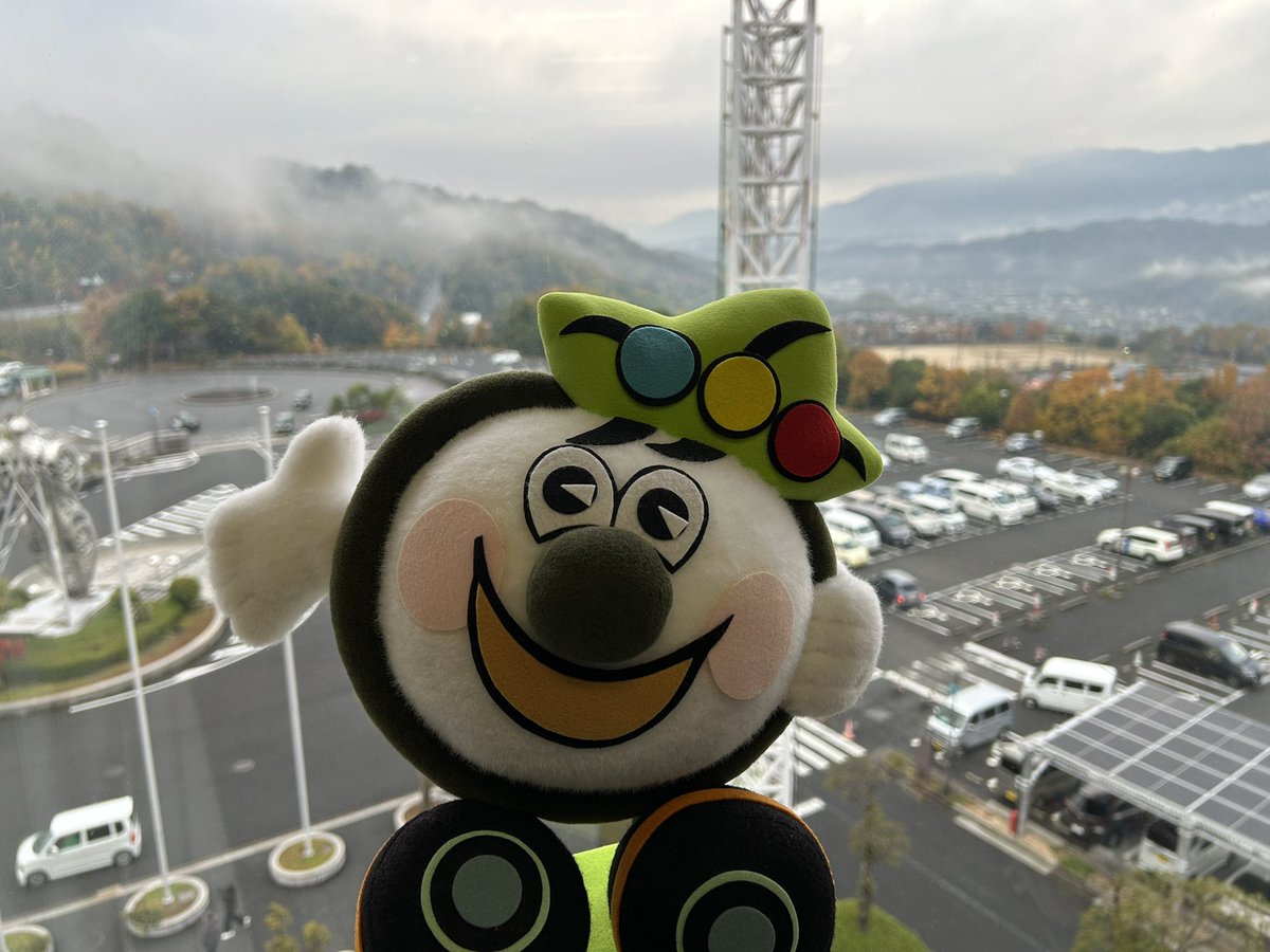 HIROankyo_jimu's tweet image. おはようございます！雨が止んで暖かな朝です。一日中曇りのようですね。
｢てをあげて くるまにおしらせ ぼくはここ｣
まだ路面は濡れています。みなさん、今日もゆとりと思いやりの安全運転で！
※YouTubeでコンセプト動画配信中！
youtu.be/PB5Q1cgK39I?si…
#交通安全協会 #広島 #運転免許センター