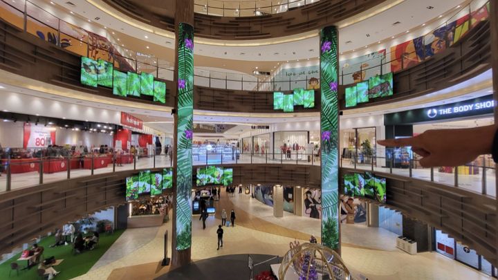 沖田伊織が手掛けたインドネシアのAEON Mall Tanjung Baratのメインエントランスに、環境サイネージを導入。3方向からの導線を集約し、柱を中心にモニターを配置。ジャングルやフラワーなど南国イメージのコンテンツで統一感を演出。 eizo100.jp/video/74009