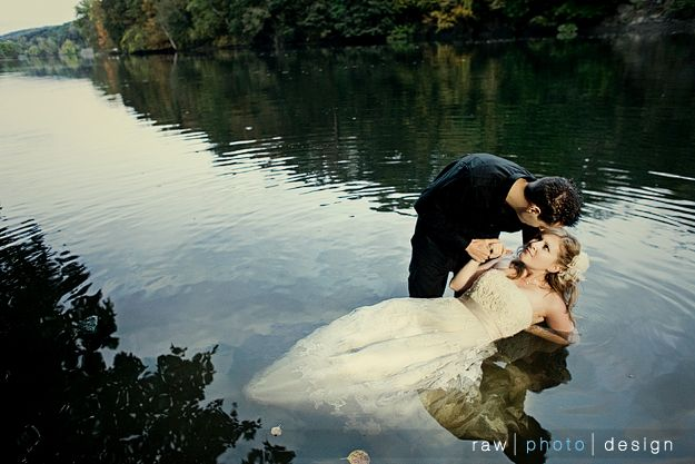 medob_2's tweet image. Em 2012 Maria Pantazopoulos foi tirar fotos destruindo seu vestido de noiva(tradição trash the dress), e até aí tudo bem. Ela entrou em um rio pra tirar as fotos, só que o vestido foi acumulando água e ficou tão pesado que afundou a noiva no rio. Ela acabou morrendo afogada.