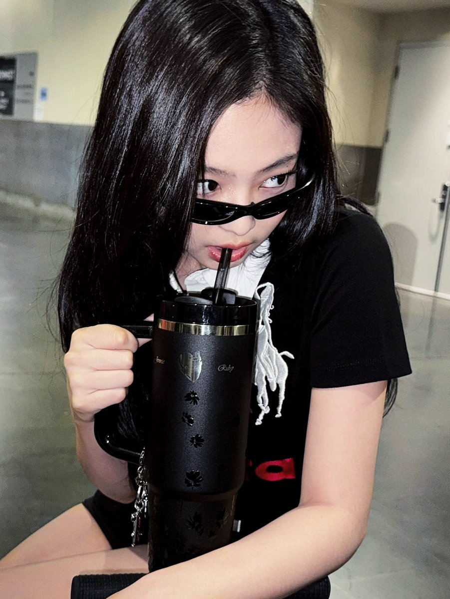 janerubyf's tweet image. The main accessory today is the beverage, but 𝙩𝙝𝙚 𝙨𝙩𝙮𝙡𝙚 𝙞𝙨 𝙩𝙝𝙚 𝙢𝙖𝙞𝙣 𝙚𝙫𝙚𝙣𝙩.
