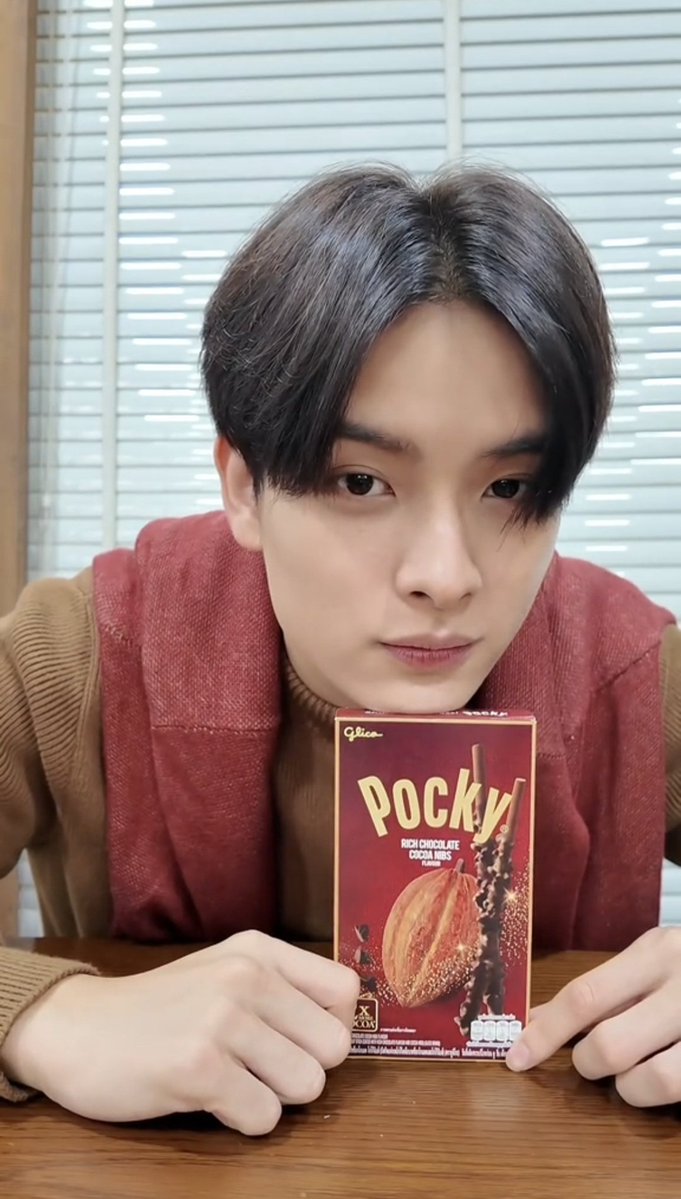 FjvhVmvh38292's tweet image. เมื่อวานไปจัดตามพซต. สุดหล่อแล้วคร้าบ อร่อยจริงสมกับความหล่อเลย #KHUNPOL 
#POCKY #BUSbecauseofyouishine