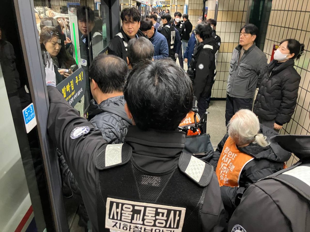 sadd0420S's tweet image. 한성대입구역에서는 이형숙, 박경석 대표님 탑승 문만 스크린도어가 열리지 않게 붙들고 탑승을 거부하는 서울교통공사입니다.