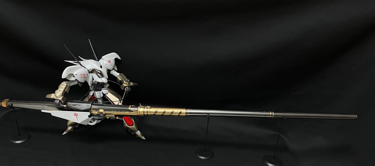 InoGareMs's tweet image. バスターランチャーの長さは約78cm。長さもありますが、レジンの塊だから重い重い。ベイルもね、分厚くて結構大変でしたね、保持できる関節を用意するのが。可動部分がレジン同士だったり、真鍮線接続だったりでいろいろ大変でしたけど、なんとか動いて保持できるように改修しました。

#FSS #FSS_jp