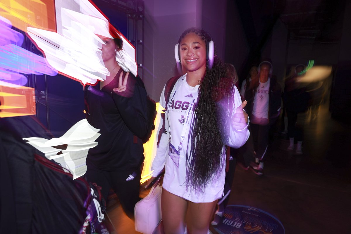 AggieVolleyball's tweet image. Ready for the bright lights 📸

#GigEm // #AggieVB