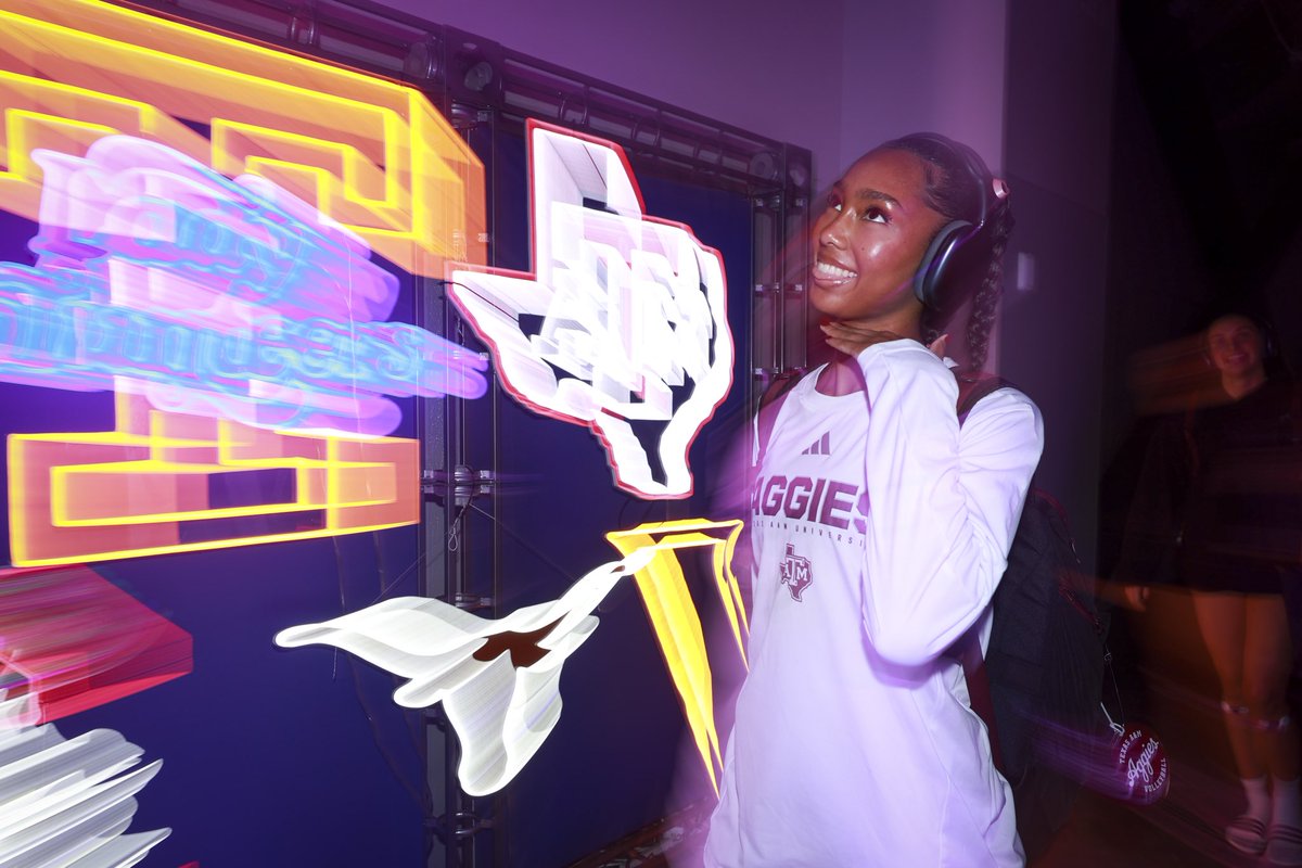 AggieVolleyball's tweet image. Ready for the bright lights 📸

#GigEm // #AggieVB