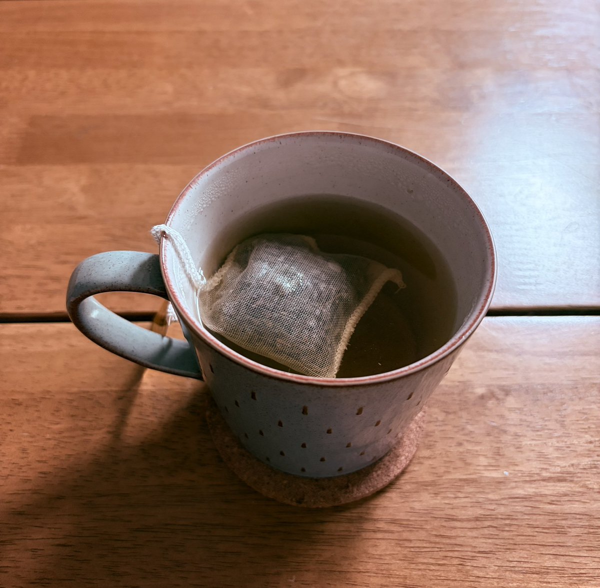 chokodark1's tweet image. 일어나니 비가 내리고 있었다.마침 집에 있을 예정이라 차를 한 잔 우려내고 희뿌연 창밖을 내다보는데 왠지 모르게 평온하다. 
시간 나는 틈틈이 세 권의 책을 읽었고, 좀더 오래 걸릴 것 같았던 치유의 시간은 예상 밖의 사랑을 넘치도록 받은 덕에 금방 제자리를 찾았다. 나는 지금 괜찮아. 좋아.