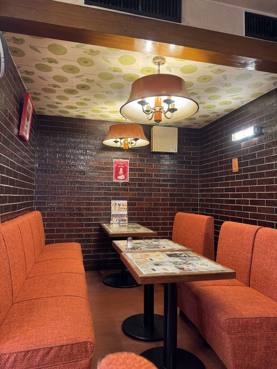 U2K4U2K6's tweet image. TVXQ!聖地巡り同好会👣

ユノちゃんが座った席はこちらの西城秀樹さん席とボックス席。店員さん曰く、気さくな方だった、お店のオリジナルTシャツをプレゼントしたらめちゃくちゃ喜んでくれたって😊

#UKNOW #유노윤호
#IKNOW #UKNOW_IKNOW
#TVXQ! #동방신기 #東方神起