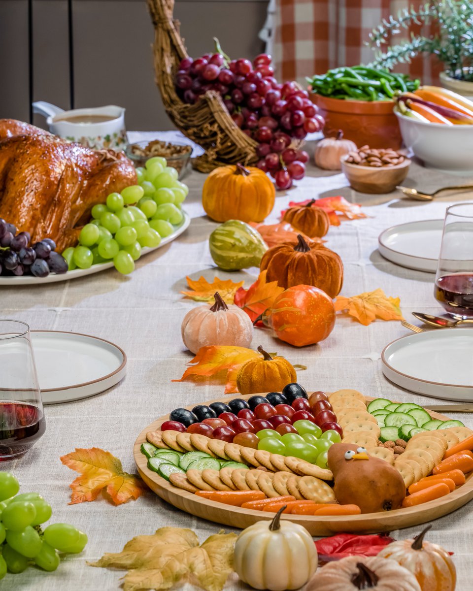 GrapesfromCA's tweet photo. Wishing everyone a Happy Thanksgiving!  We’re giving thanks for the delicious and healthy produce grown in America, like tasty, healthy, happy Grapes from California! https://t.co/Vi05wTF1cZ