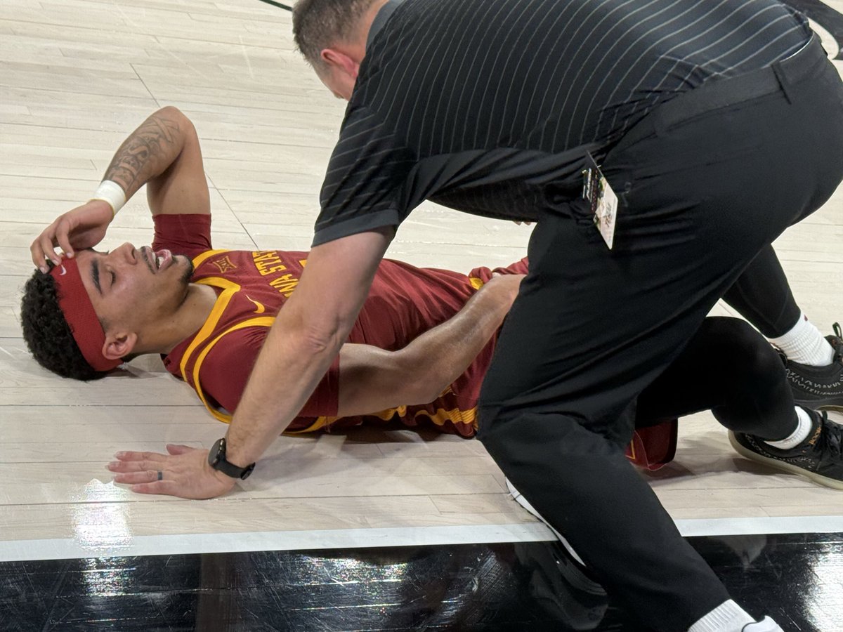GoodmanHoops's tweet image. Tamin Lipsey down on the court in pain. 

Really struggling. 

Looked like he pulled a muscle. 

This sucks. Great kid, terrific player and battled injuries last season.