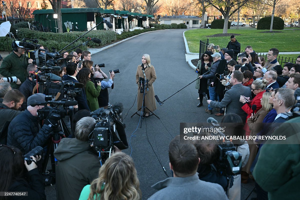 karolineleavitt's tweet image. ☺️