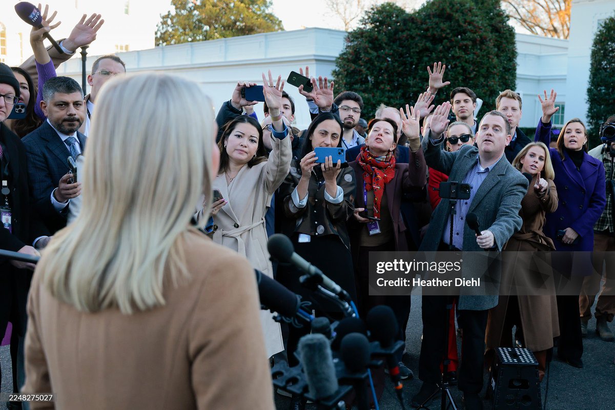 karolineleavitt's tweet image. ☺️