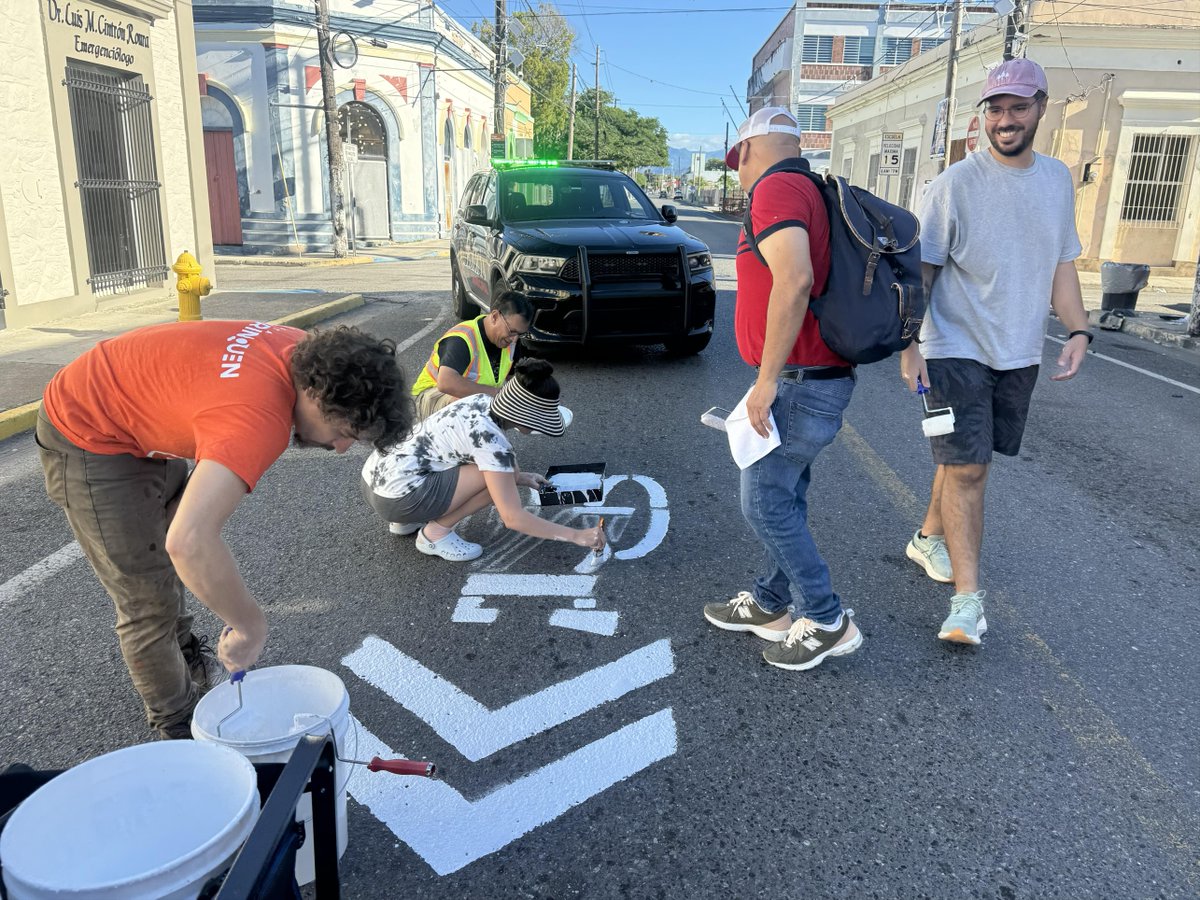 RutaBorinquen's tweet image. #LunesdeLogros Comenzamos a implementar biciflechas en la Avenida Hostos, la antigua ruta del tranvía de Ponce y Camino Real.
Gracias al Mun. de Ponce por el apoyo.
Calles Seguras para Todos en la Playa de Ponce, proyecto ganador del 2025 Community Challenge @aarp @aarpPuertoRico