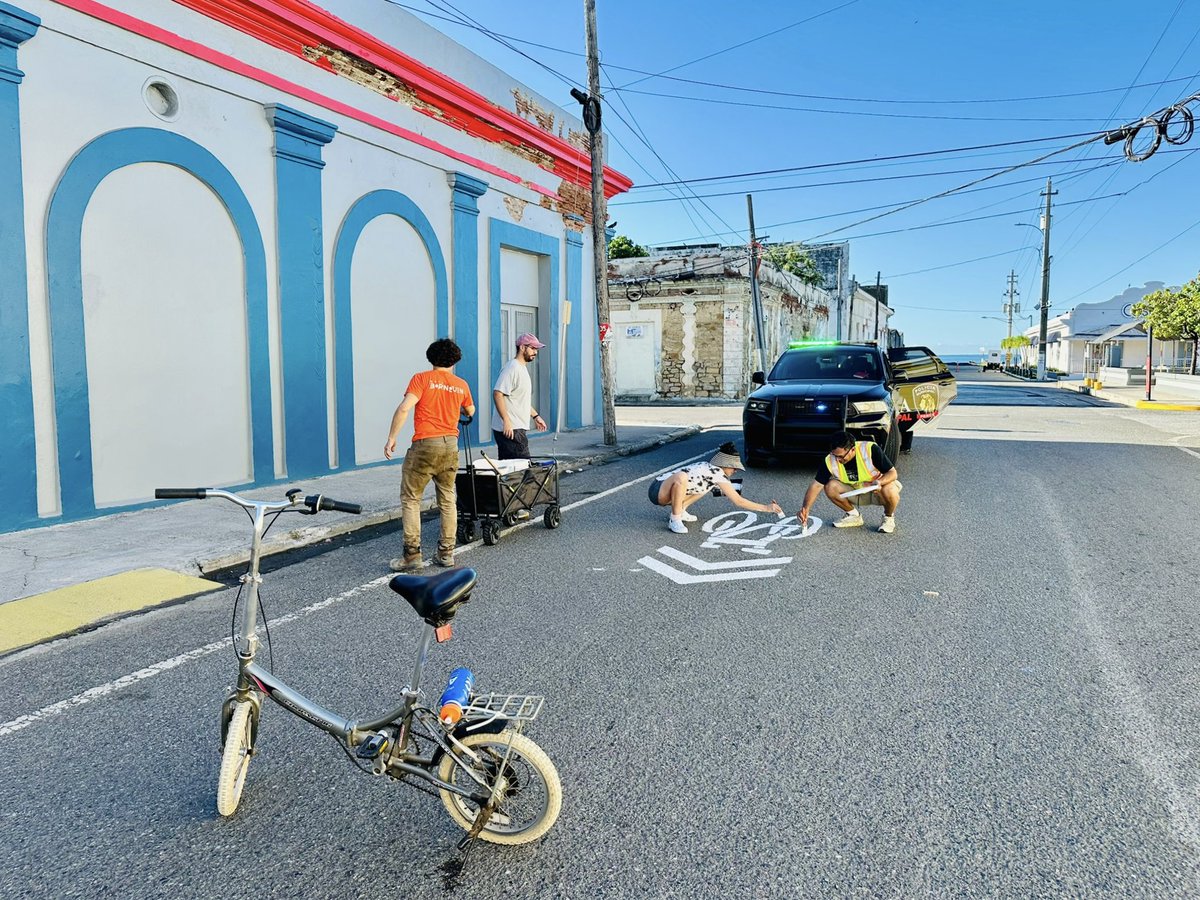 RutaBorinquen's tweet image. #LunesdeLogros Comenzamos a implementar biciflechas en la Avenida Hostos, la antigua ruta del tranvía de Ponce y Camino Real.
Gracias al Mun. de Ponce por el apoyo.
Calles Seguras para Todos en la Playa de Ponce, proyecto ganador del 2025 Community Challenge @aarp @aarpPuertoRico