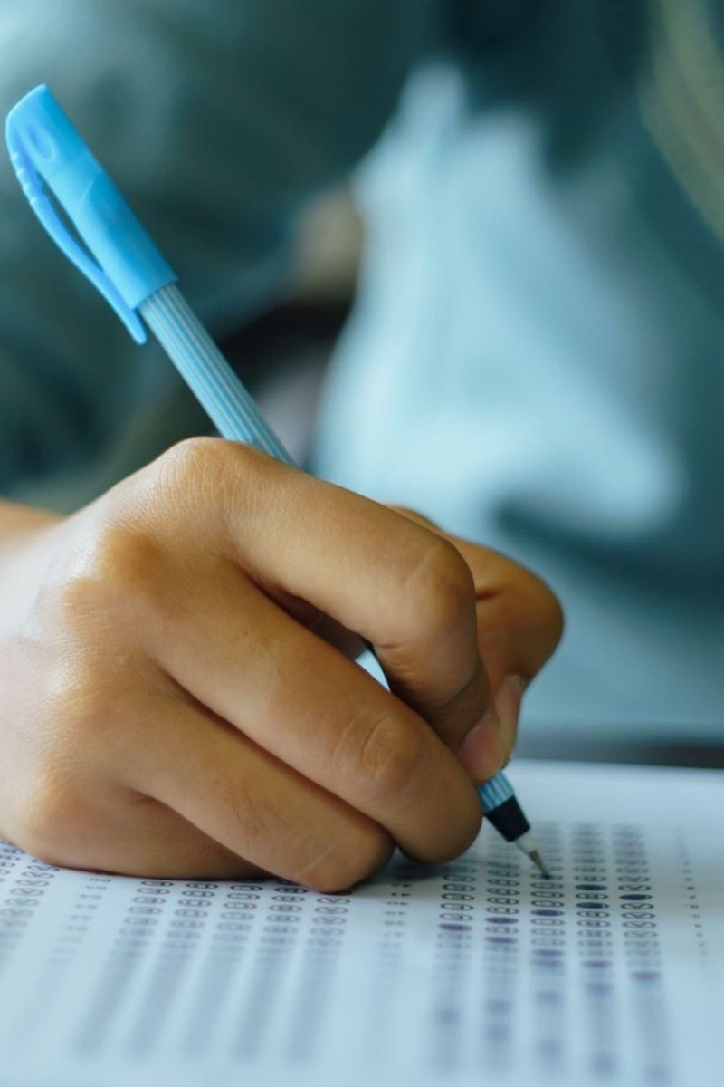 choquei's tweet photo. 🚨BRASIL: A partir deste ano, alunos do Ensino Médio no Rio de Janeiro poderão passar de ano mesmo se forem reprovados em até seis matérias.

Eles terão até o fim do primeiro trimestre do ano seguinte para recuperar essas disciplinas. Isso é para evitar que estudantes abandonem a escola.