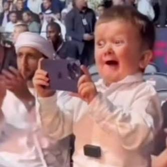 CBBcontent's tweet image. Goodman taking a photo of this