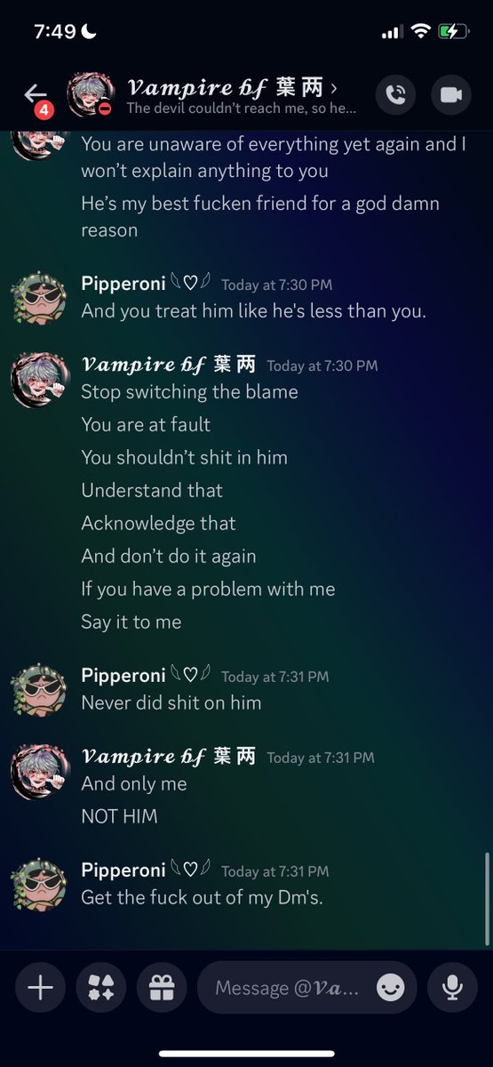 PippersVT's tweet image. Hi- I'm the one he stalked :)

1: watching my vod after being banned

2/3: messages from when i blocked him; sending me weird shit about our friend WHILE i was streaming. I cant share the full convo, because i do not wanna drag my friend into it
