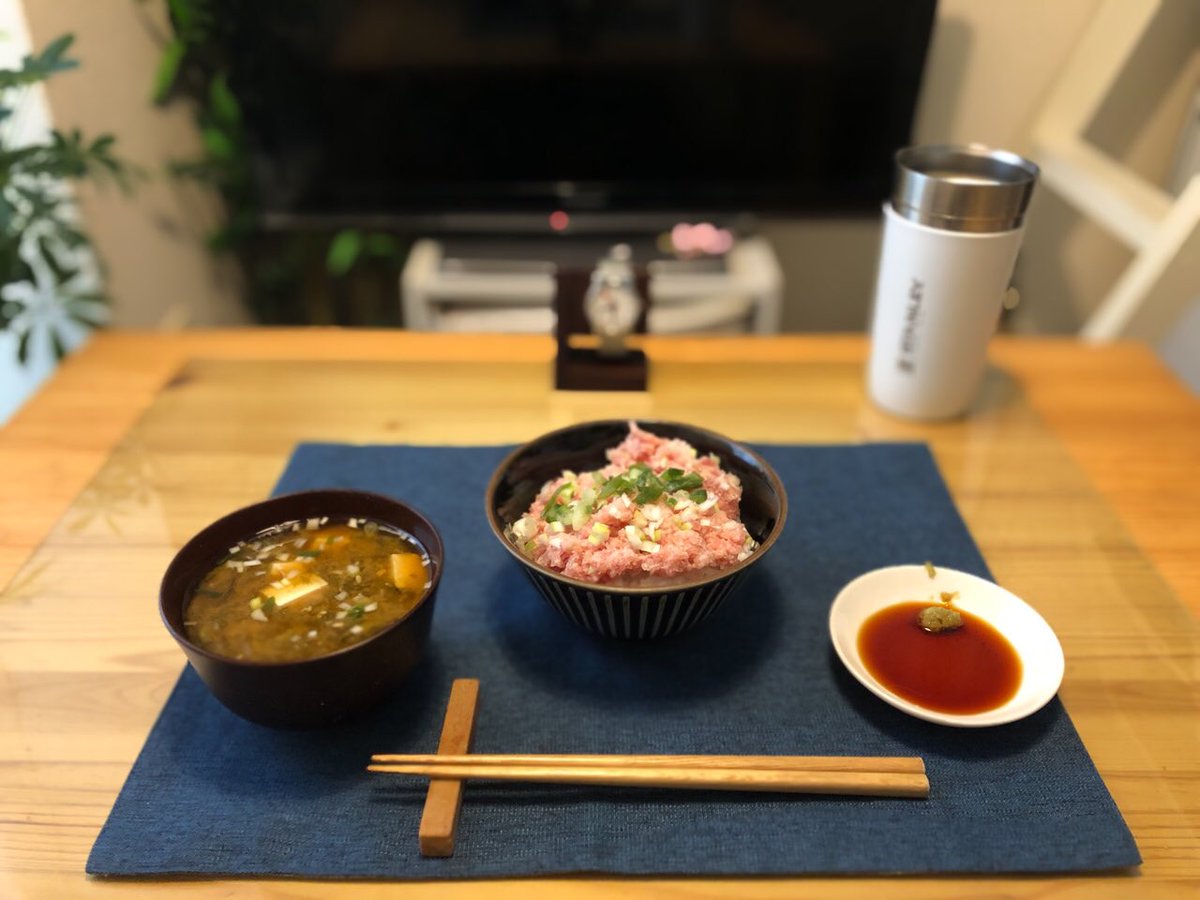 おはようございます

ごはん日記
11月25日 火曜日 朝

ねぎとろ丼
豆腐とあおさの味噌汁

ねぎとろが安かったのです
40％オフで258円
ねぎとろって、ネギとトロではなく、骨からねぎ取るということからついた名前なんですって？

諸説ある？