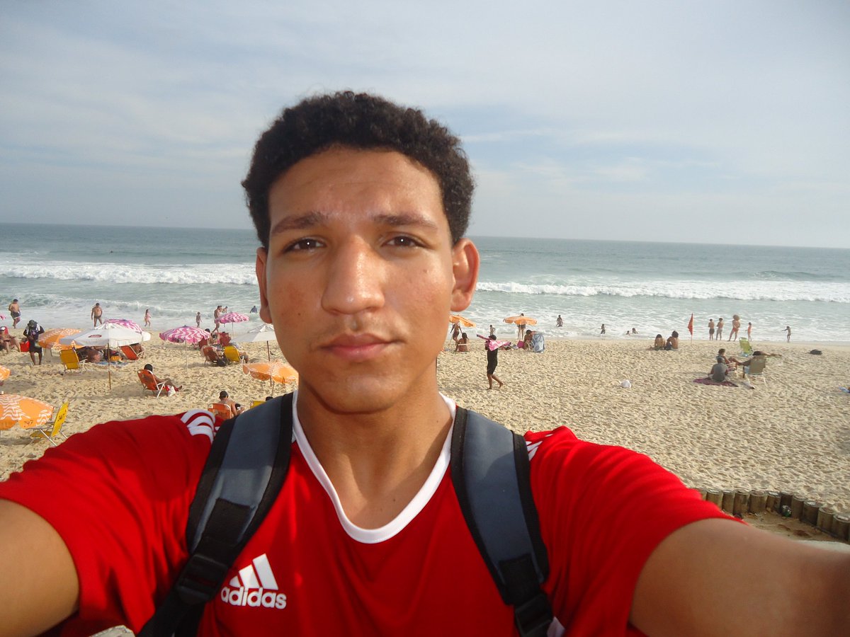 danhylt's tweet image. eh doido pensar que conheci o mar pq fui num show da dua lipa...