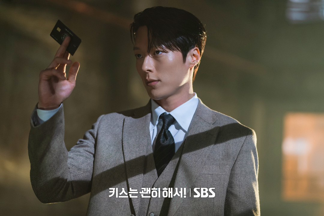 SBSNOW's tweet image. 얼마면 돼, 얼마면 되냐고!!
카드 들고 안은진 구하러 온 장기용💳

SBS 수목드라마 &amp;lt;키스는 괜히 해서!&amp;gt;
☞ [수,목] 밤 9시

#SBS수목드라마 #키스는괜히해서
#DynamiteKiss #스틸
#키스는괜히해서스틸 #키괜스틸
#장기용 #안은진 #김무준 #우다비