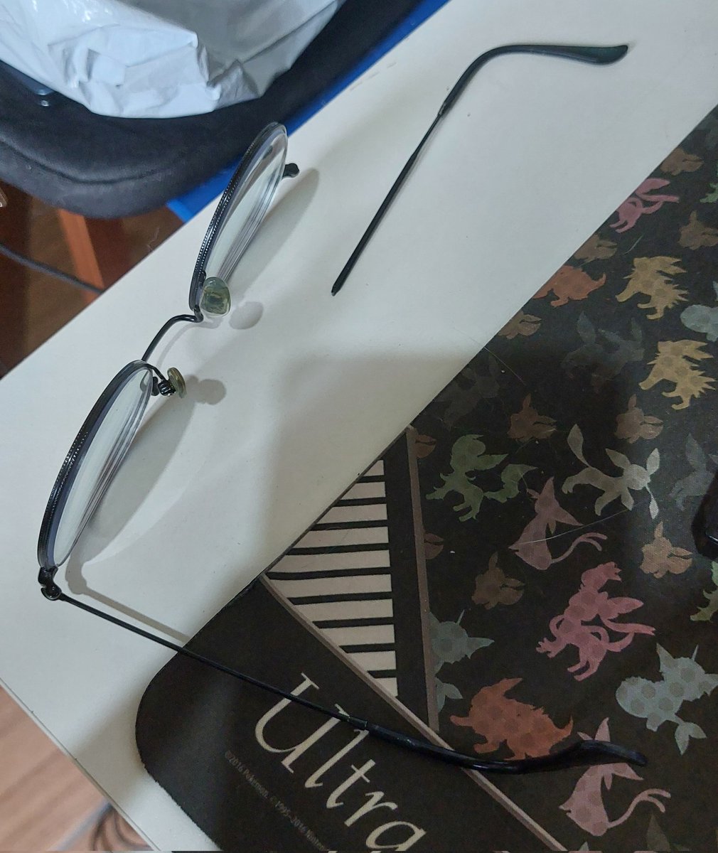 jeniblo_dev's tweet image. Hoje até meus óculos desistiram