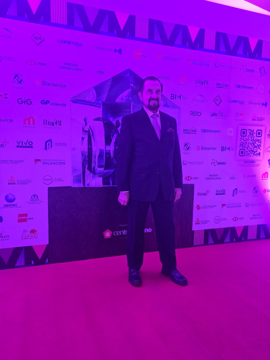 #CoberturaCU | ¡Llega el primer galardonado de la noche!
Germán Ahumada Russek, presidente del Consejo de Administración de <a href="/CasasARAoficial/">Casas ARA</a>, recibirá el #PremioHyM en la categoría Cimientos