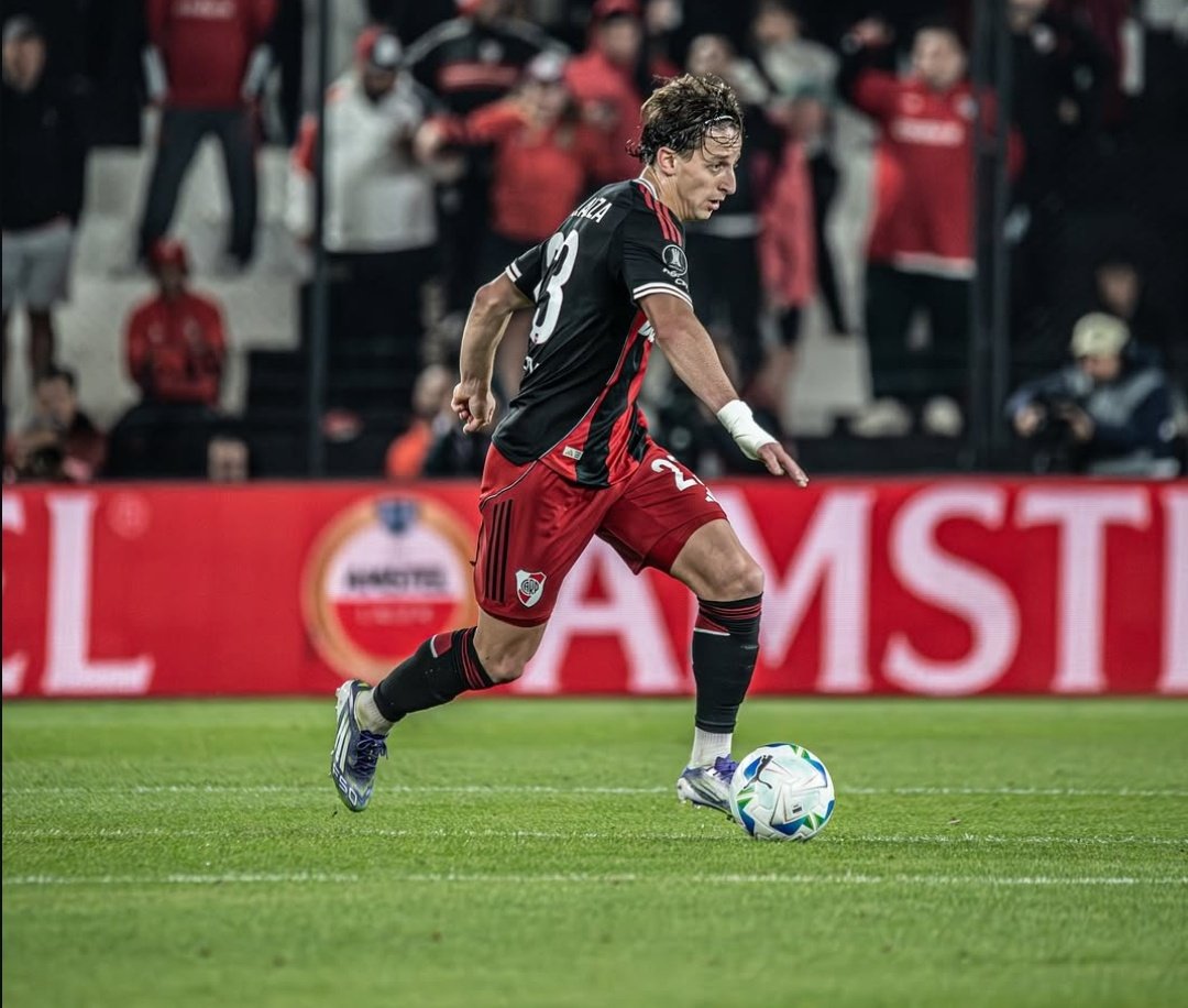 Ahí lo tienen las focas a Galarza Fonda, pedían tiempo para el peor jugador que vieron mis ojos con esta gloriosa camiseta.

Nos termina arruinando el último torneo y dejando al borde del abismo para no jugar Libertadores 2026. 6M de dolares pagaste por esto Gallardo, SEIS PALOS.