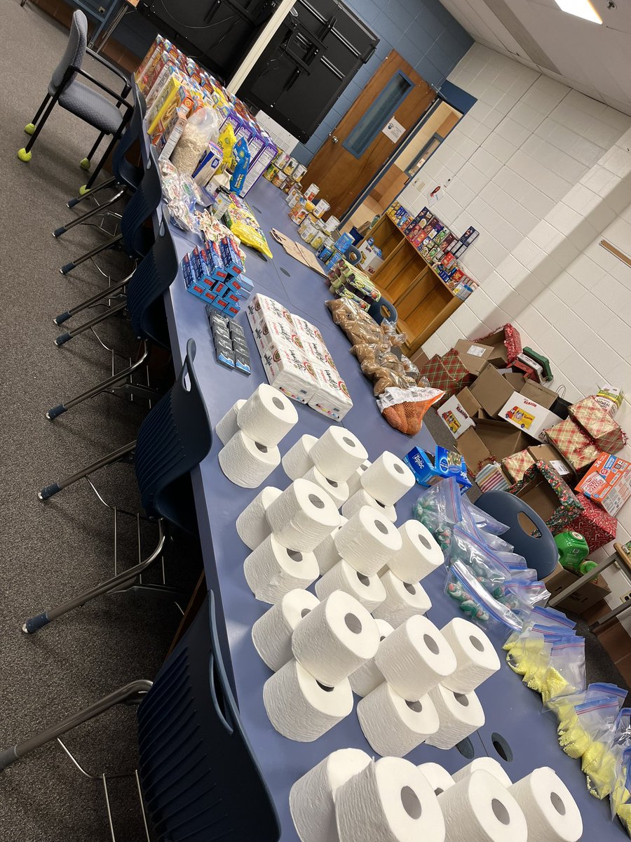 KARMA_UNLIMITED's tweet image. 2 1/2 weeks ago I came up with the idea to create a pantry at my school for our families in need. Today, our pantry day came to life with 30 thanksgiving baskets and a pantry to shop in from laundry detergent to food to toilet paper, we made it happen #counselorlife #educator