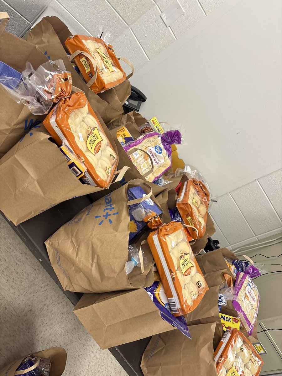 KARMA_UNLIMITED's tweet image. 2 1/2 weeks ago I came up with the idea to create a pantry at my school for our families in need. Today, our pantry day came to life with 30 thanksgiving baskets and a pantry to shop in from laundry detergent to food to toilet paper, we made it happen #counselorlife #educator