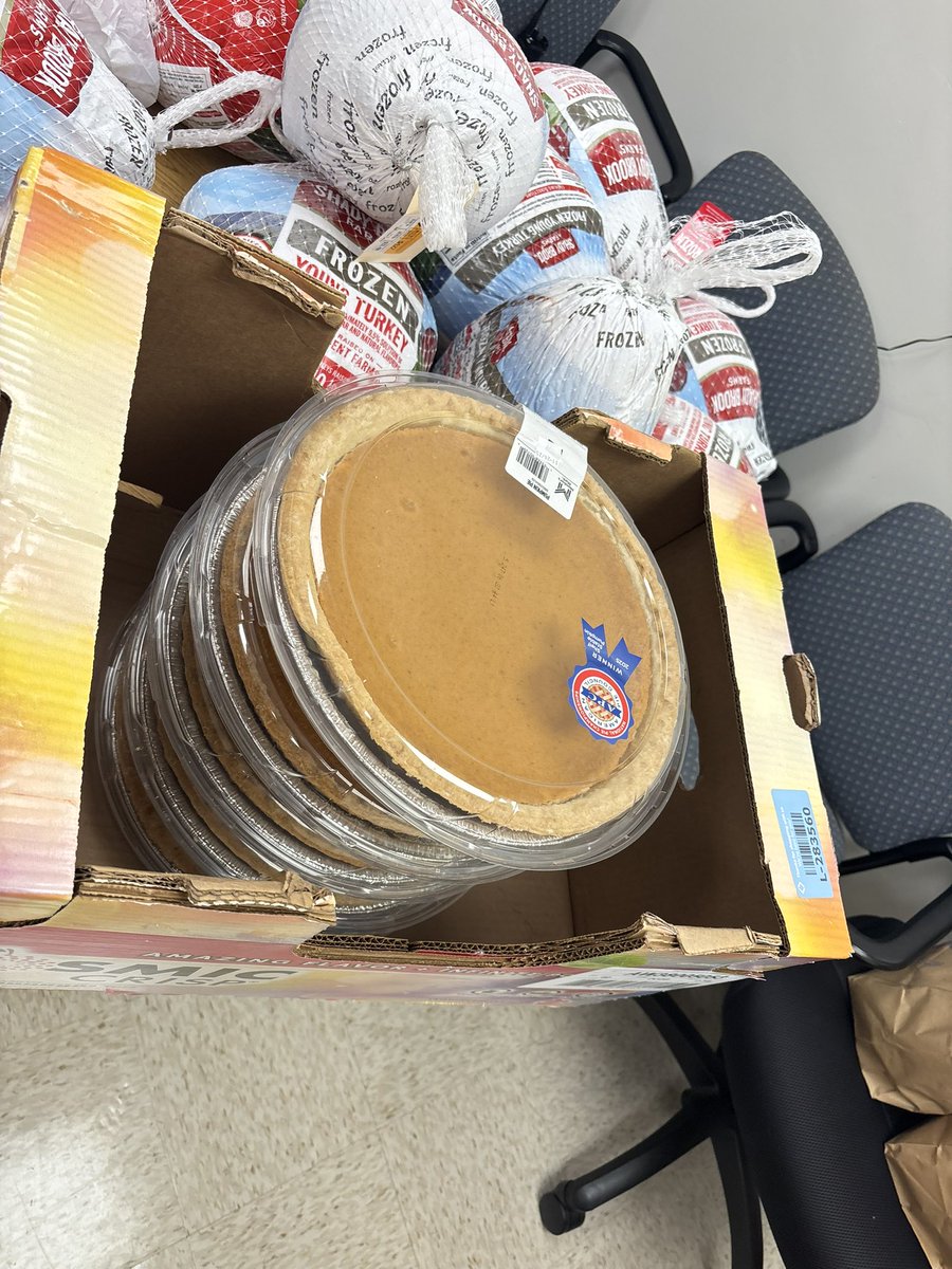 KARMA_UNLIMITED's tweet image. 2 1/2 weeks ago I came up with the idea to create a pantry at my school for our families in need. Today, our pantry day came to life with 30 thanksgiving baskets and a pantry to shop in from laundry detergent to food to toilet paper, we made it happen #counselorlife #educator