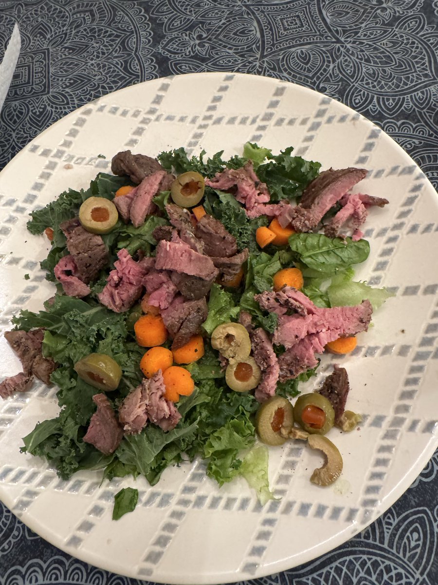 Mikehomeseller's tweet image. Today’s dinner was steak salad with kale, lettuce, spinach, carrots and green olives. Would you try it?

#mikesquestions #Foodie