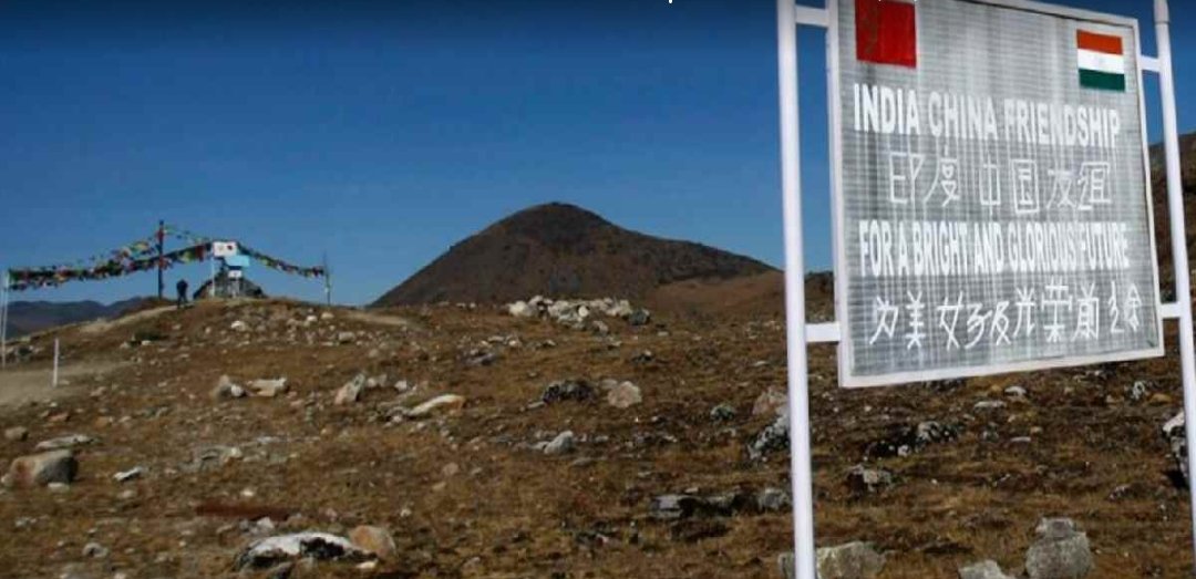 भारतीय सीमा के पास चीन की नई चाल, तिब्बत में सड़कों और हवाई पट्टियों का तेजी से कर रहा विस्तार

चीन भारत के प्रति दोहरा रवैया अपना रहा है; एक तरफ दोस्ती का हाथ बढ़ा रहा है, वहीं दूसरी तरफ सीमा के पास और तिब्बत में अपने बुनियादी ढांचे को मजबूत कर रहा है। 

चीन LAC पर रसद और