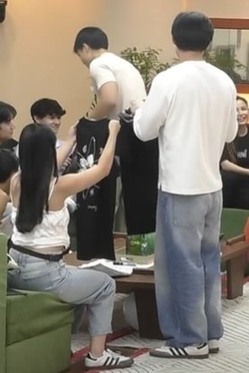 _azrdlael's tweet photo. sa loob pa lang ng bnk, may “anong suot mo? babagayan ko.” na.

AZRALPH WALANG 8WANAN
#RAZ8CharitiesFor8thMonth https://t.co/xb1ySgSRDq