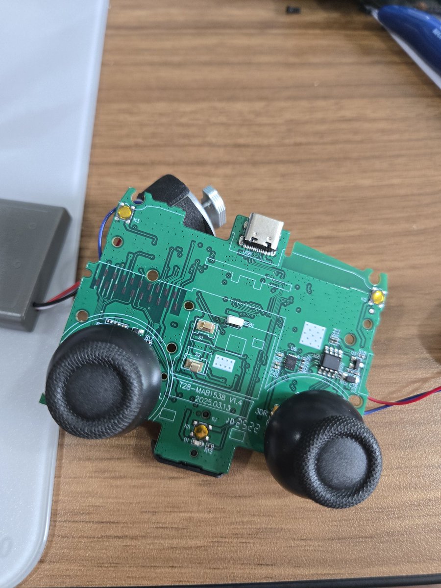 XPControllers's tweet image. Just came across a fake dualsense that presents as a BDM-030, no microphones, different inner frame and assembly, ps4 rumbles, a weight added in the handles and is locked at 250hz. It does connect to console and also operates without a battery.

More coming soon on this 'thing'.