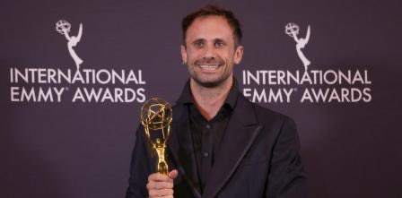 Oriol Pla es el primer actor español en ganar un Emmy Internacional por su papel protagonista en la serie ‘Yo, adicto’.