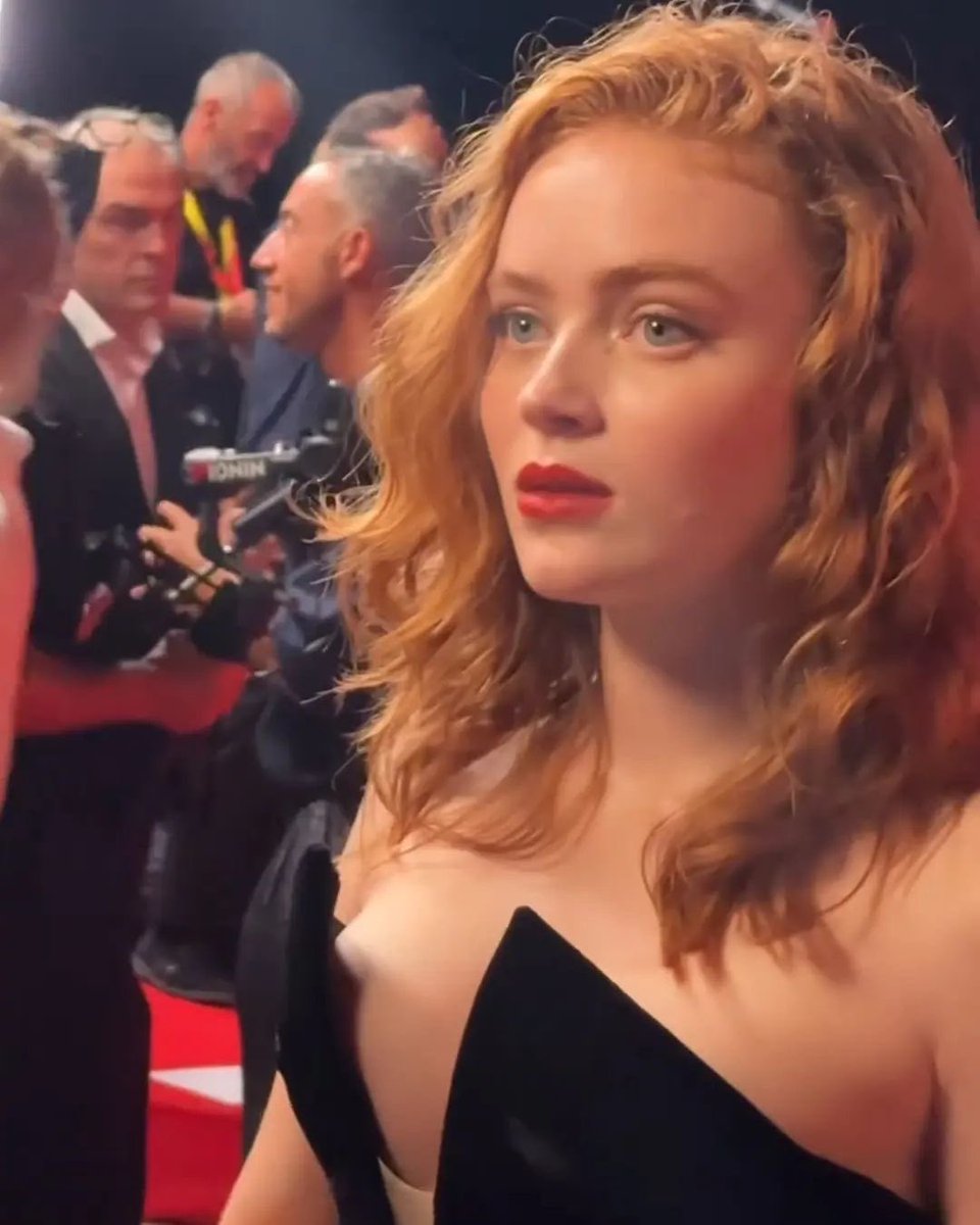 CineCulture_X's tweet image. That one picture of Sadie Sink.