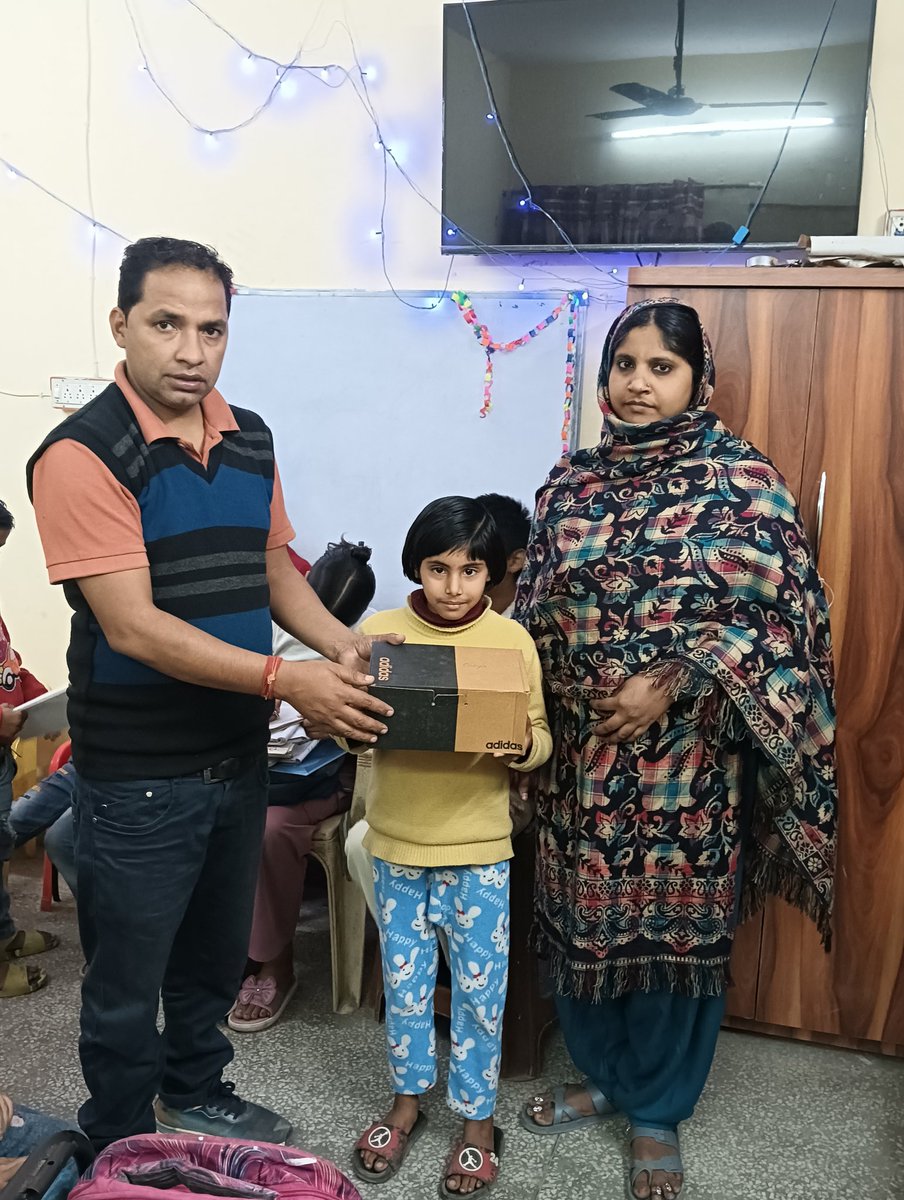 dinesh_joshi99's tweet image. कई बच्चों ने आज पहली बार जूते पहनकर देखा…
उनकी छोटी-छोटी आँखों में खुशी की चमक और
माता-पिता के चेहरे पर सुकून की लकीरें—
यही असली धन है, यही हमारी कमाई है।

ईश्वर ऐसे हर बच्चे के कदमों में खुशियों की राहें बिछा दे।&quot;**
🙏 🙏
@NeomaGupta1 🙏🙏