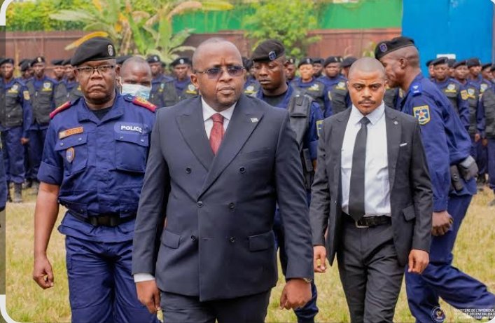 Jacquemain Shabani ne fait rien dans ce ministère depuis qu'il est là. À Mbudi les kulunas opèrent pendant la journée comme si, le ministère de l'intérieur et la police n'existe pas à Kinshasa. Une maman avec un enfant de deux semaines a été violent et son mari à y une balle à 🦶