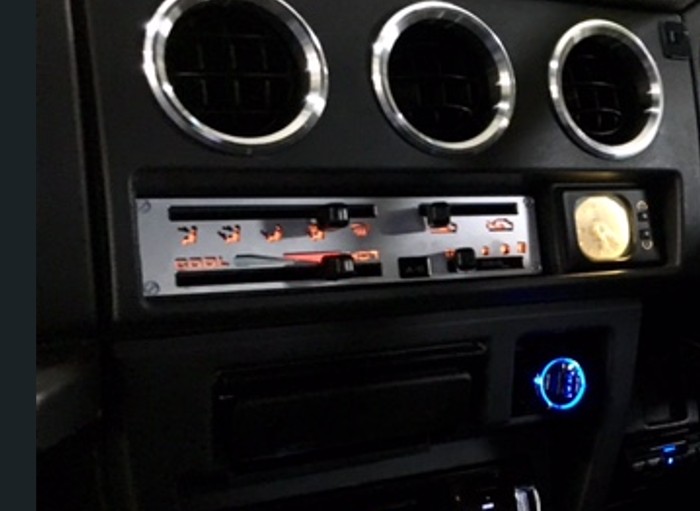 labo_jim's tweet image. 定番の人気アイテム！アルミ削り出しエアコンコントロールパネルカバーをJA22に取り付けたリアル画像を公開中！高品質でインテリアが劇的に変わります▼
jimlabo.net/item-6/4513/

ヤフオク・メルカリのキャンペーン利用も賢くお得！#ジムラボ #JimLabo #JA22 #ジムニー #カスタム #車好き