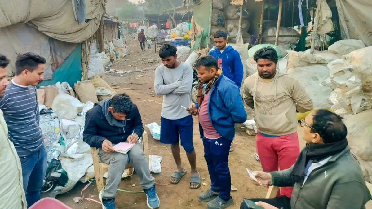 epanchjanya's tweet image. SIR से खौफ में बांग्लादेशी घुसपैठिए!

घर छोड़कर भाग रहे हैं बांग्लादेशी घुसपैठिए!

हावड़ा के बंगालपाड़ा में अधिकांश घरों में लटके ताले!

हावड़ा के बंगालपाड़ा में SIR की कार्रवाई के बाद बांग्लादेशी घुसपैठियों में दहशत का माहौल है।

डर के कारण इलाके के अधिकांश घरों में ताले लटक रहे…