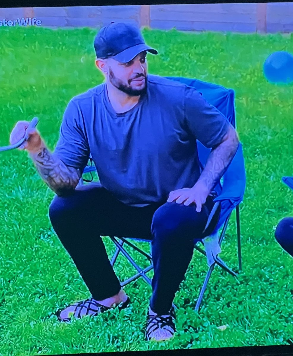 SnarkyTG's tweet photo. Excuse me.. but what are those on his feet?! 

New ick unlocked. 

#seekingsisterwife https://t.co/qNh8AXWk8e